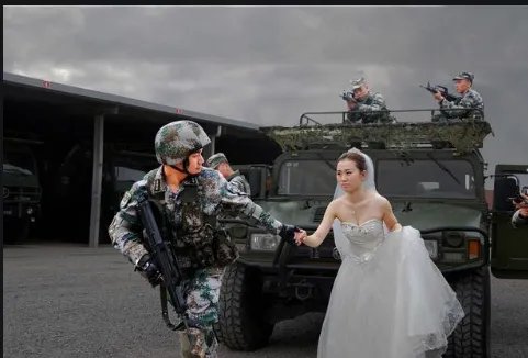 军营婚礼新人拿军用水壶喝交杯酒,这样的说法是什么?