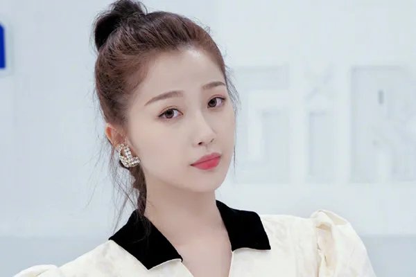 虞书欣小号为张艺凡打call,她们有着怎样的关系?