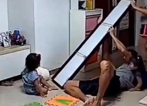 穿衣镜被碰倒爸爸飞身护娃，父母对于孩子危险感知有多准？