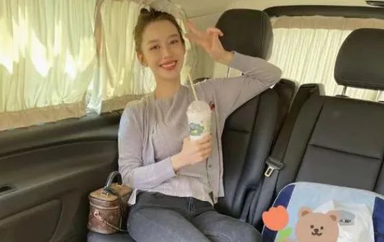 郎朗妻子吉娜产后晒照,扎丸子头细腰长腿少女感十足,产后的她状态如何?