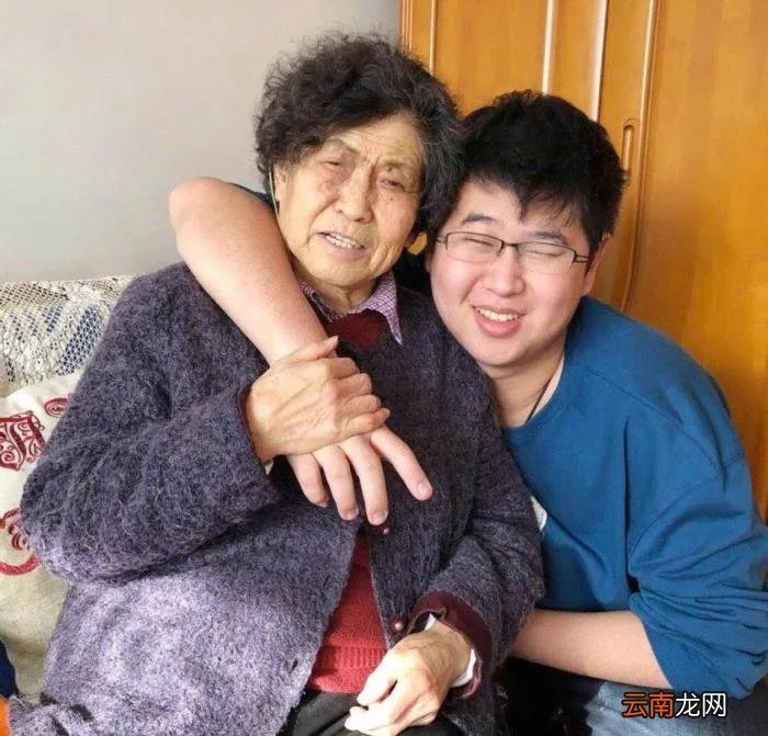 倪萍罕见晒儿子和母亲的合照 倪萍儿子和女儿照片