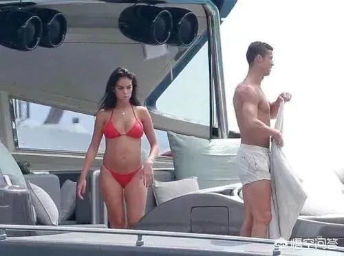 C罗成功求婚乔治娜,乔治娜的哪一点最招人喜欢呢?颜值、身材、性格还是时尚穿搭?