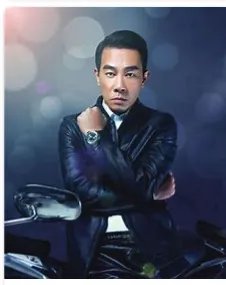陈小春在张智霖的婚礼上比了x手势,为什么陈小春这么做呢?