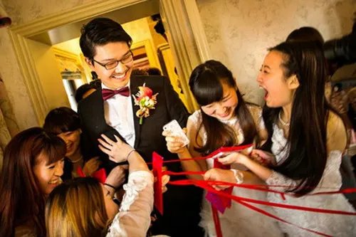 新婚堵门问题大全2017  伴娘堵门第一句说什么
