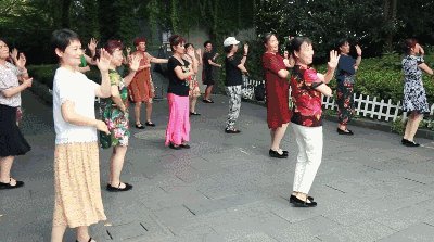 在小区楼下跳广场舞的大妈们被居民放大悲咒神曲驱散,你怎么看?