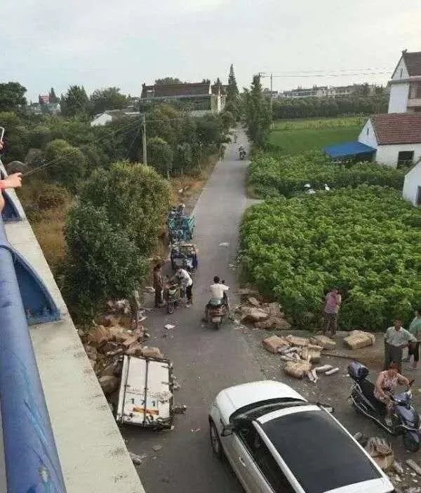 车祸后的猪肉遭哄抢的后续如何了?