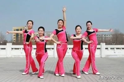 在小区楼下跳广场舞的大妈们被居民放大悲咒神曲驱散,你怎么看?