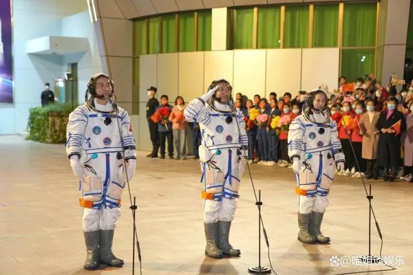三位英雄太空凯旋,为何航天员返回后要抬着走呢?