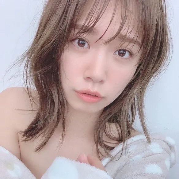 散发轻熟性感的魅力!号称日本“魔鬼上围”菜乃花!