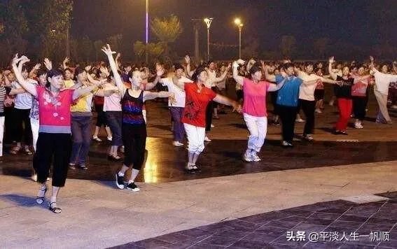 在小区楼下跳广场舞的大妈们被居民放大悲咒神曲驱散,你怎么看?
