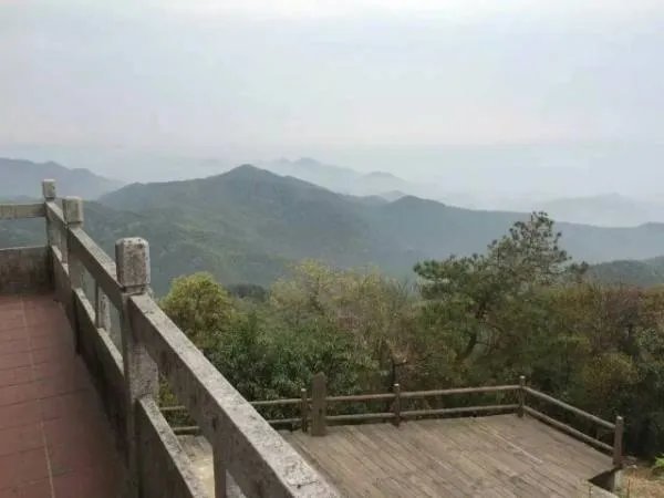 谁有qq聊天背景的图片,比较适合男生的, 分享几张