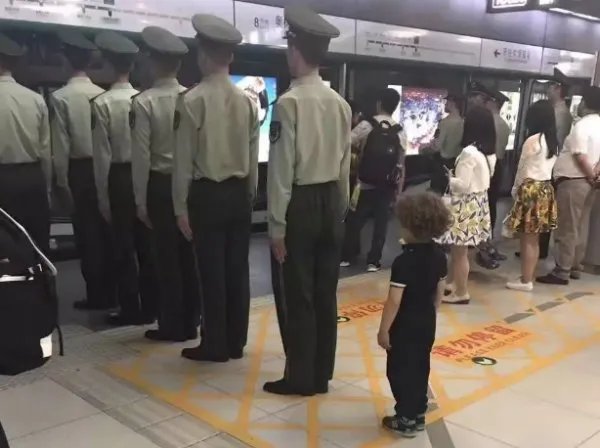 武警地铁排队被疑是怎么回事?