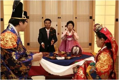 中国婚礼服饰有哪些特色 中国古代各民族结婚穿什么
