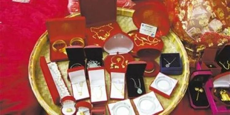 挑68万彩礼提亲,你家乡结婚彩礼是什么讲究呢?