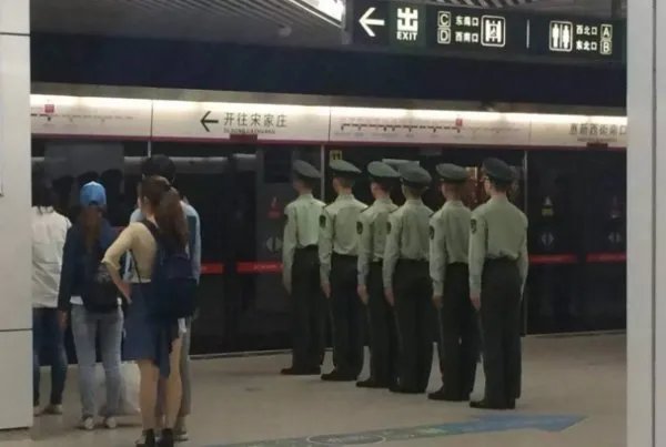 武警地铁排队被疑是怎么回事?