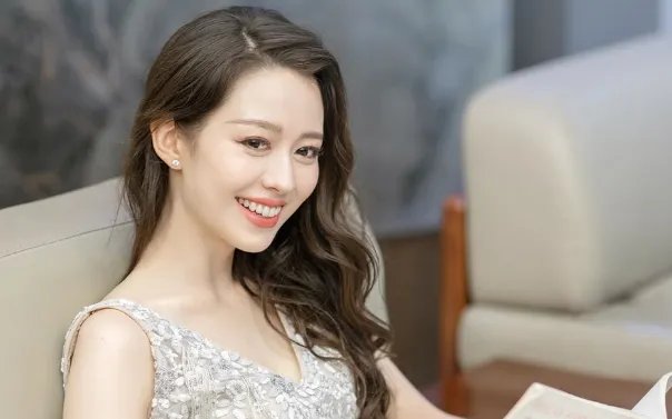 郎朗妻子吉娜产后晒照,扎丸子头细腰长腿少女感十足,产后的她状态如何?
