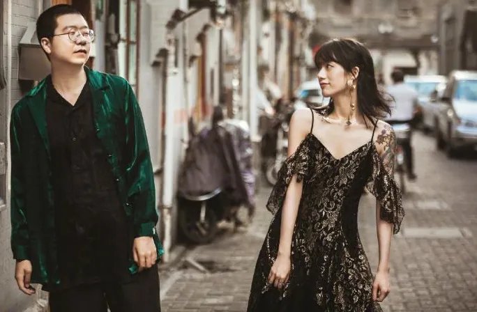 李诞黑尾酱同框与路人合影,两人的婚变是否真的只是造谣?
