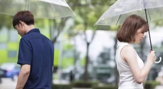 南宁男子回家发现有男人躲在衣柜,妻子辩称是维修工,当时男主人有何反应?