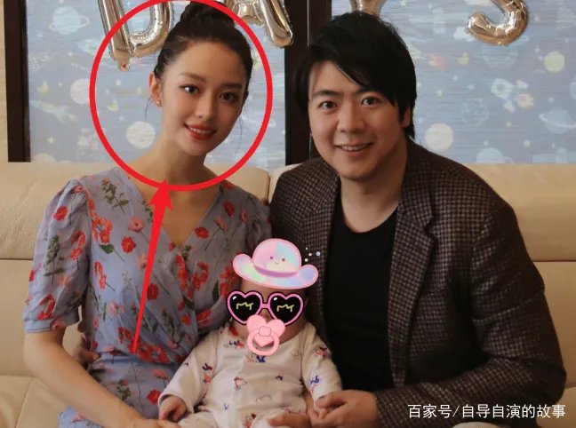 郎朗妻子吉娜产后晒照,扎丸子头细腰长腿少女感十足,产后的她状态如何?