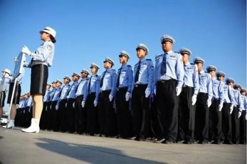 民警嘶吼50分钟喊村民起床,这是怎么一回事?