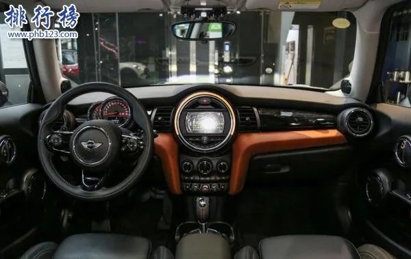 宝马最小的车:宝马MINI Cooper(最适合女生开的车)