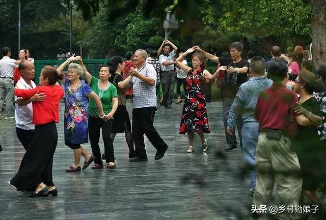 在小区楼下跳广场舞的大妈们被居民放大悲咒神曲驱散,你怎么看?