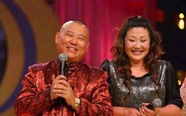 郭德纲的妻子曾给徒弟们下跪说:咱们散了吧!是怎么回事?