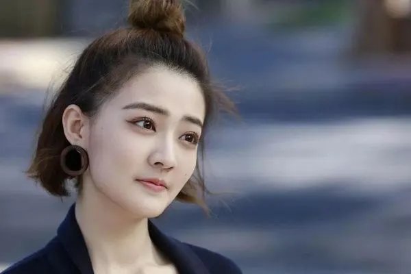 英气逼人的徐璐在之前是一位军人,如果不进娱乐圈,她留在部队会怎么样?