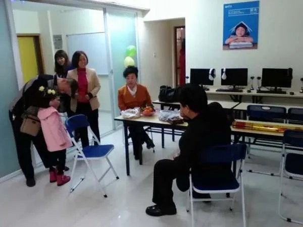 河北女子在家办补习班致多人阳性被刑拘,她违反了哪些法律规定?