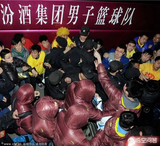 马布里当年在球员通道暴打山西队球迷被围堵大巴车,当时是怎么回事?