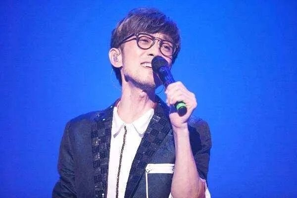 音乐教父被冯提莫点评,谁能说说周传雄的音乐成就?
