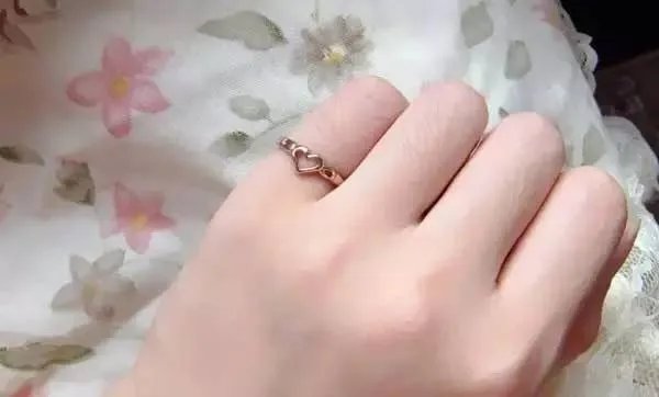 左手小拇指戴戒指什么意思 已婚女人怎么戴戒指