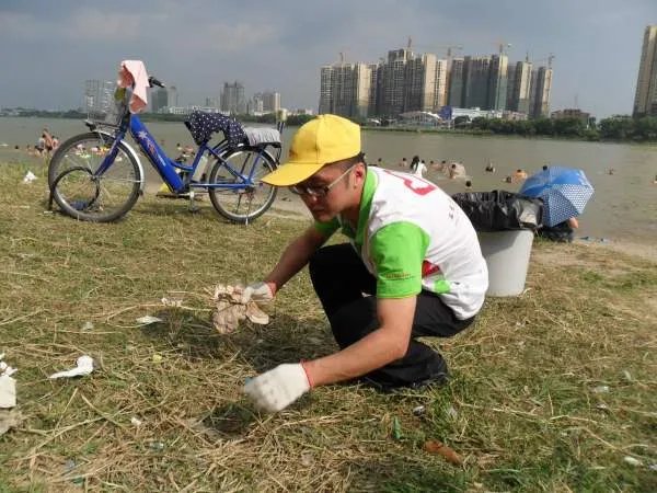 蜘蛛侠90度崖壁捡垃圾引围观,工作人员对此说了什么?