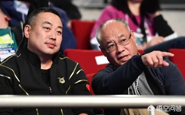 乒乓球男团半决赛,李宁为何跟刘国梁同框出镜观战中日焦点赛呢?
