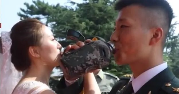 军营婚礼新人拿军用水壶喝交杯酒,这样的说法是什么?
