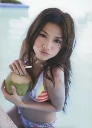 性感女神周秀娜抱枕出炉   满足男人所有性幻想