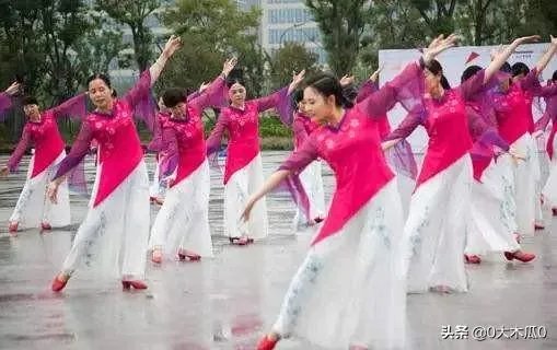 在小区楼下跳广场舞的大妈们被居民放大悲咒神曲驱散,你怎么看?