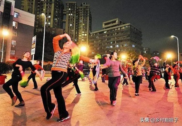 在小区楼下跳广场舞的大妈们被居民放大悲咒神曲驱散,你怎么看?
