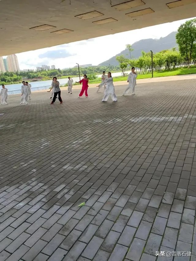 在小区楼下跳广场舞的大妈们被居民放大悲咒神曲驱散,你怎么看?