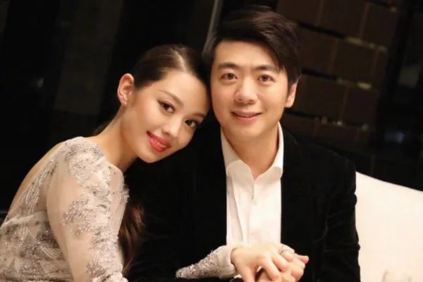 郎朗妻子吉娜产后晒照,扎丸子头细腰长腿少女感十足,产后的她状态如何?
