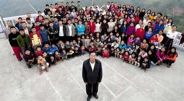 全球最大家庭：印度某教主39位妻子 全家共181人
