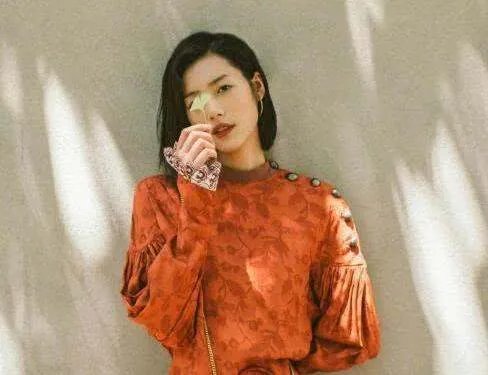 刘雯解约蔻驰后获国人力挺,18线小厂家愿花百万邀请其代言,后来如何?