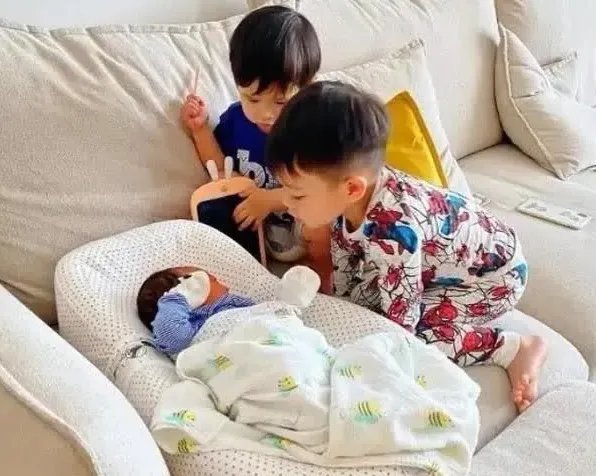 胡杏儿首次公开三胎儿子正面照,照片中的宝宝是何状态?