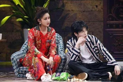 张歆艺跟华晨宇比瘦,为何两个人之间的关系会如此亲密?