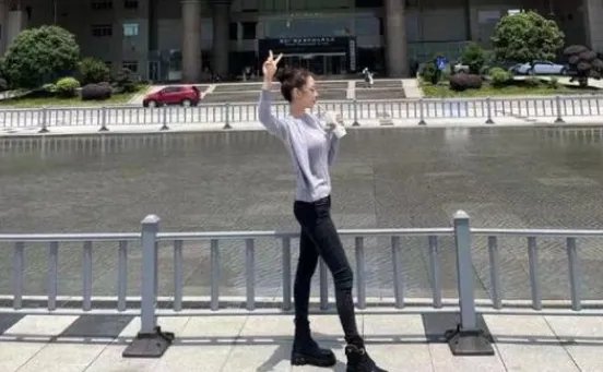 郎朗妻子吉娜产后晒照,扎丸子头细腰长腿少女感十足,产后的她状态如何?