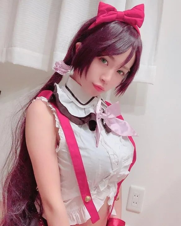 散发轻熟性感的魅力!号称日本“魔鬼上围”菜乃花!