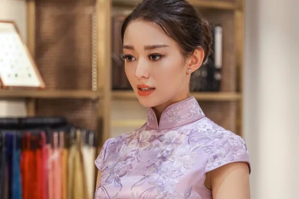 郎朗妻子吉娜产后晒照,扎丸子头细腰长腿少女感十足,产后的她状态如何?