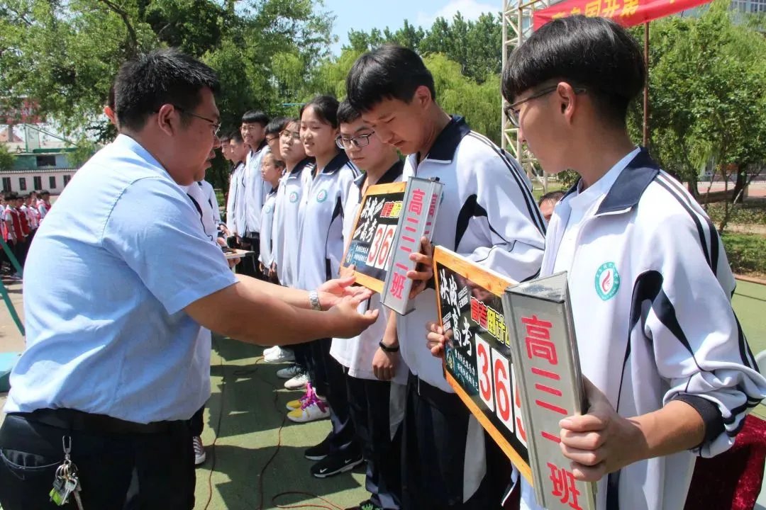 河南商丘一男生超一本线27分哭着报喜，这样的分数能选择什么样的学校？