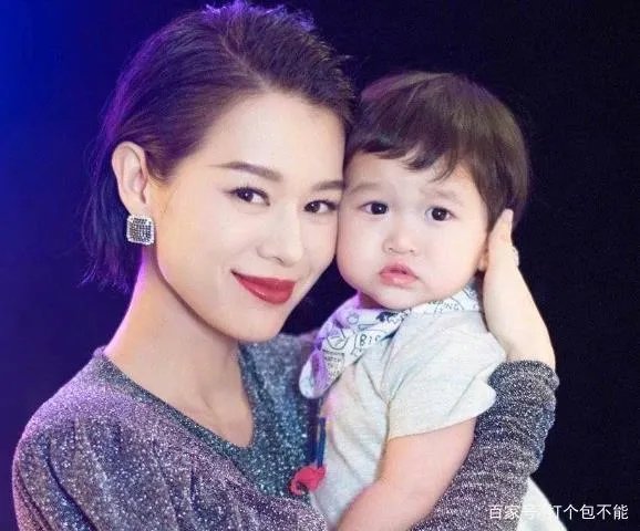 胡杏儿首次公开三胎儿子正面照,照片中的宝宝是何状态?