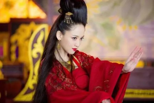 方证,冲虚,左冷禅三人围攻东方不败的话,结果如何?